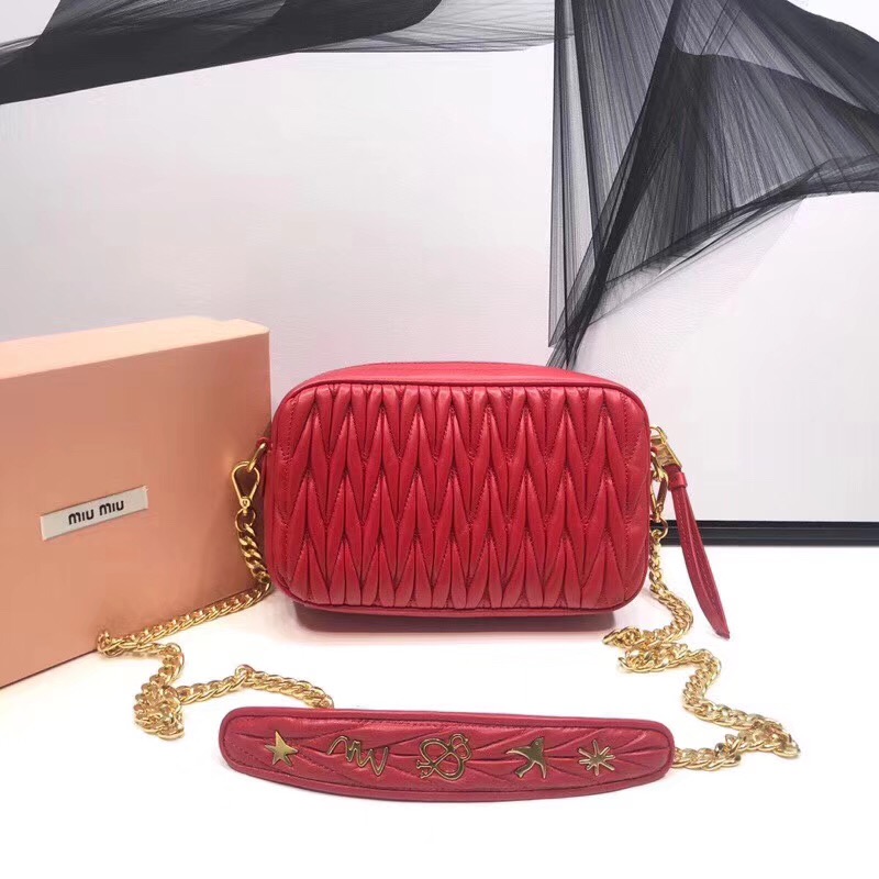5BH118 MIUMIU專柜新款 褶皺小羊皮 貼花貼飾 相機(jī)包 紅色