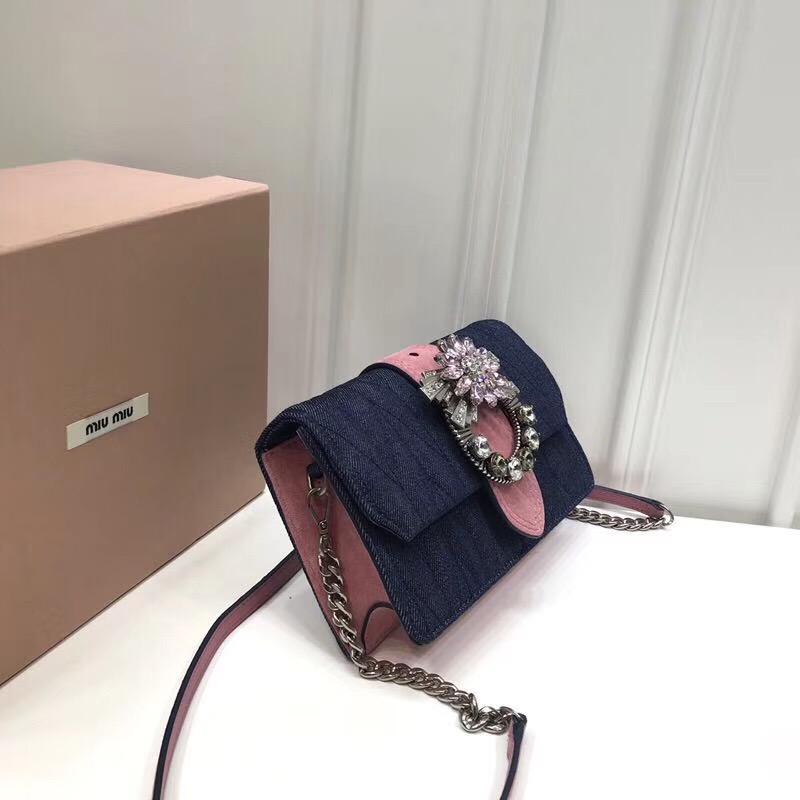 5BH077 MIUMIU專柜新款 牛仔布 寶石帶扣 翻蓋斜挎小包 藍拼粉