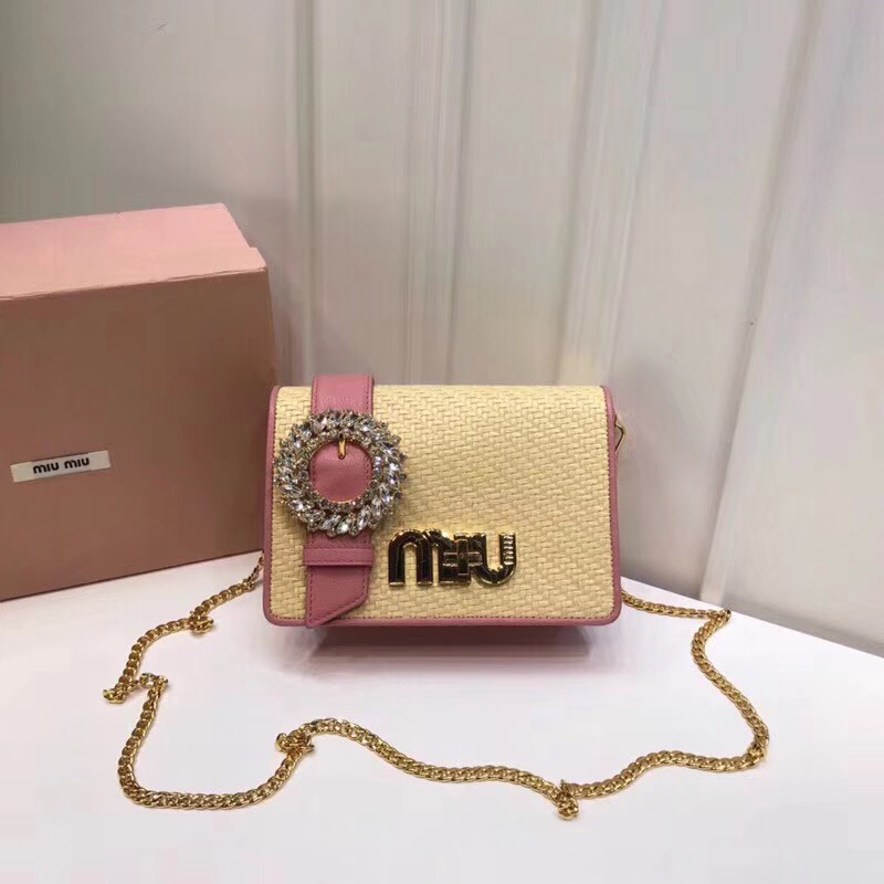 5BF068 MIUMIU專柜新款 草編皮革 仿水晶帶扣 轉鎖翻蓋 肩包 紫紅色