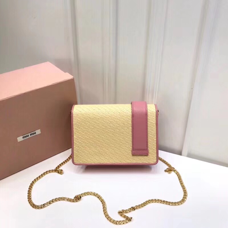 5BF068 MIUMIU專柜新款 草編皮革 仿水晶帶扣 轉鎖翻蓋 肩包 紫紅色