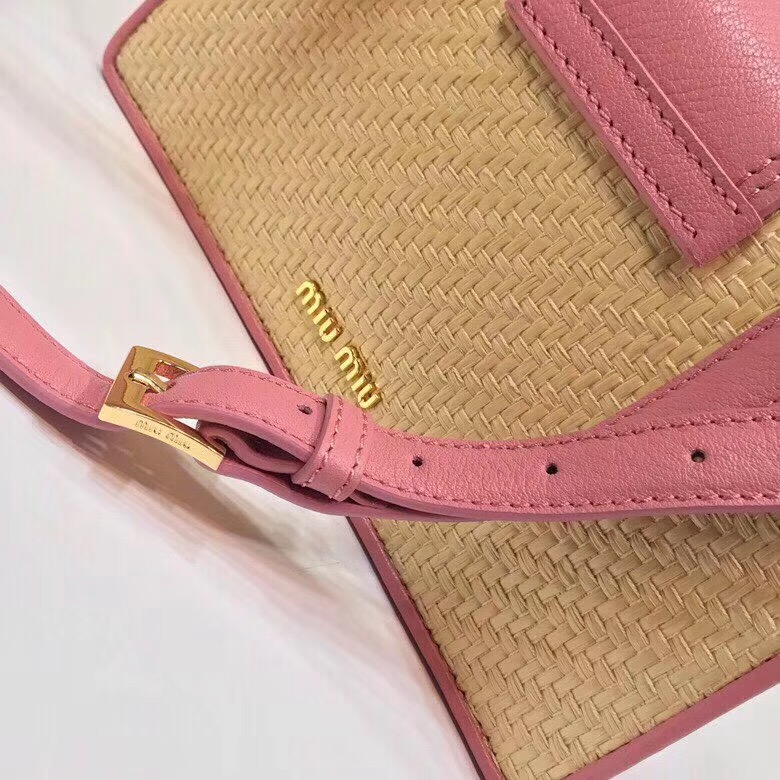 5BH609 MIUMIU專柜新款 仿水晶帶扣 草編皮革 翻蓋手袋 粉色
