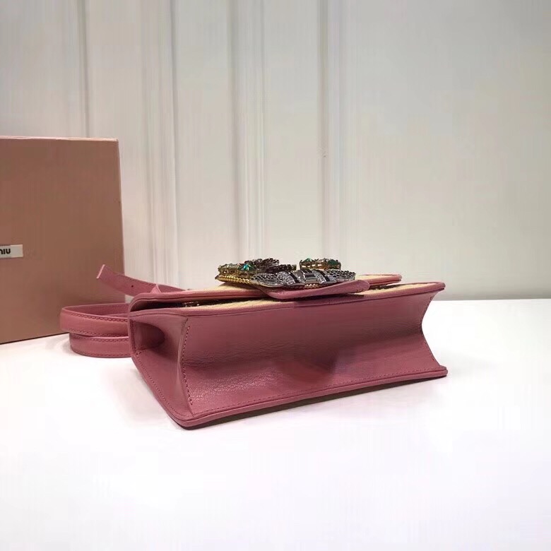 5BH609 MIUMIU專柜新款 仿水晶帶扣 草編皮革 翻蓋手袋 粉色