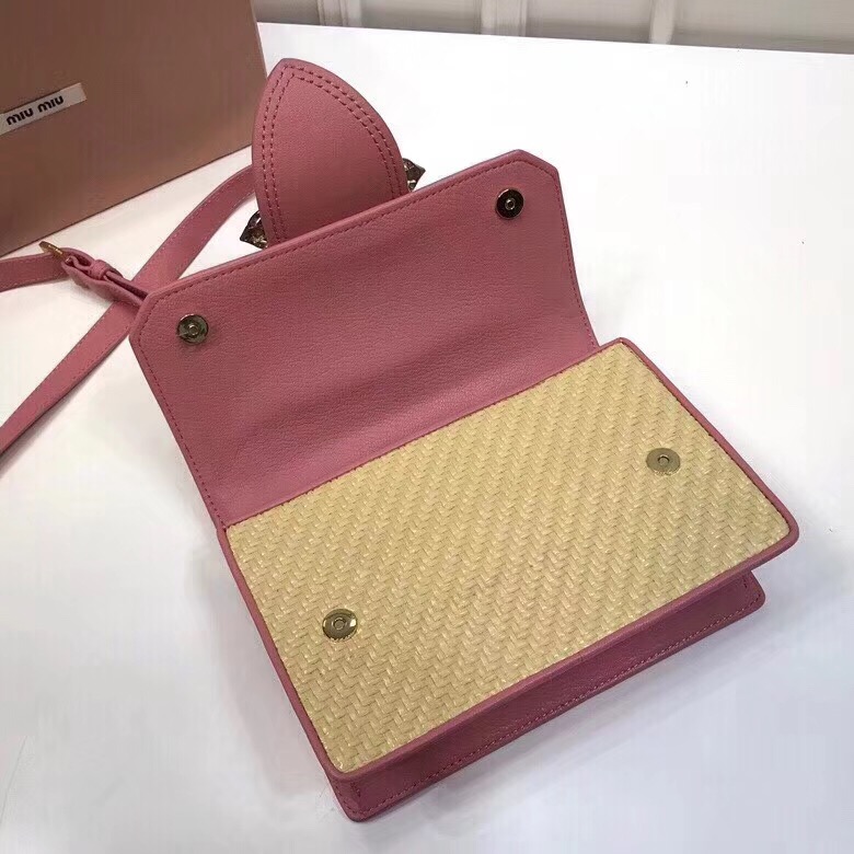 5BH609 MIUMIU專柜新款 仿水晶帶扣 草編皮革 翻蓋手袋 粉色