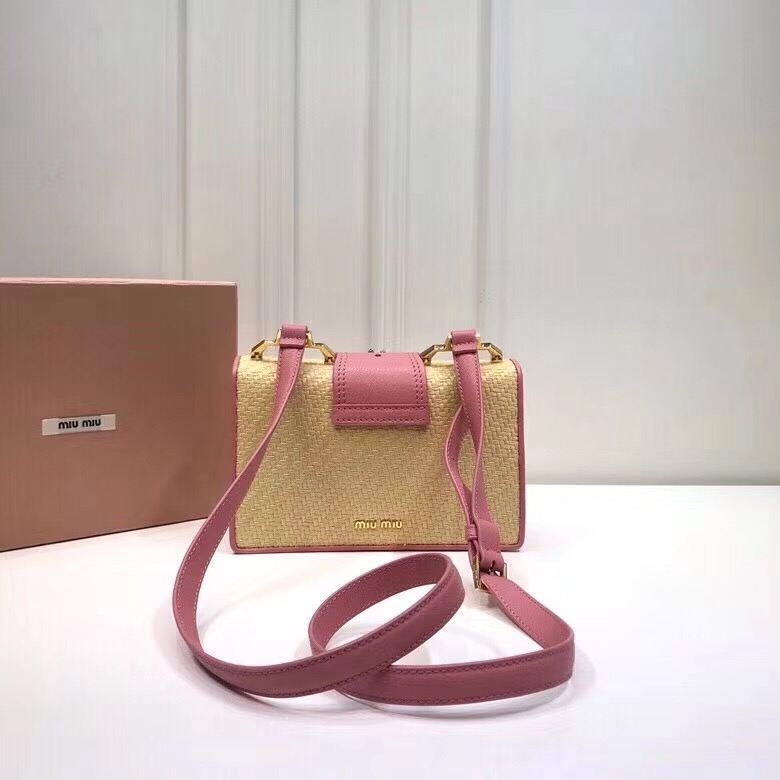 5BH609 MIUMIU專柜新款 仿水晶帶扣 草編皮革 翻蓋手袋 粉色