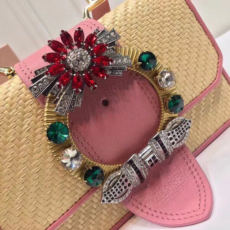 5BH609 MIUMIU專柜新款 仿水晶帶扣 草編皮革 翻蓋手袋 粉色