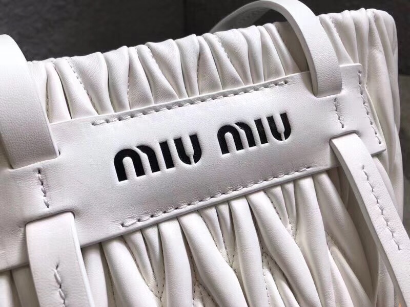 5BE021 MIUMIU專柜新款肩背包 小羊皮 編織柳條 桶形包 白色
