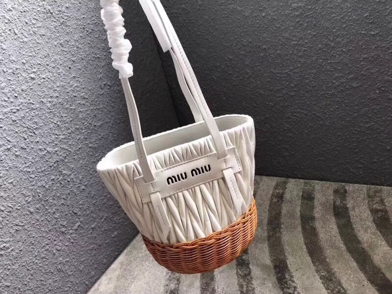 5BE021 MIUMIU專柜新款肩背包 小羊皮 編織柳條 桶形包 白色