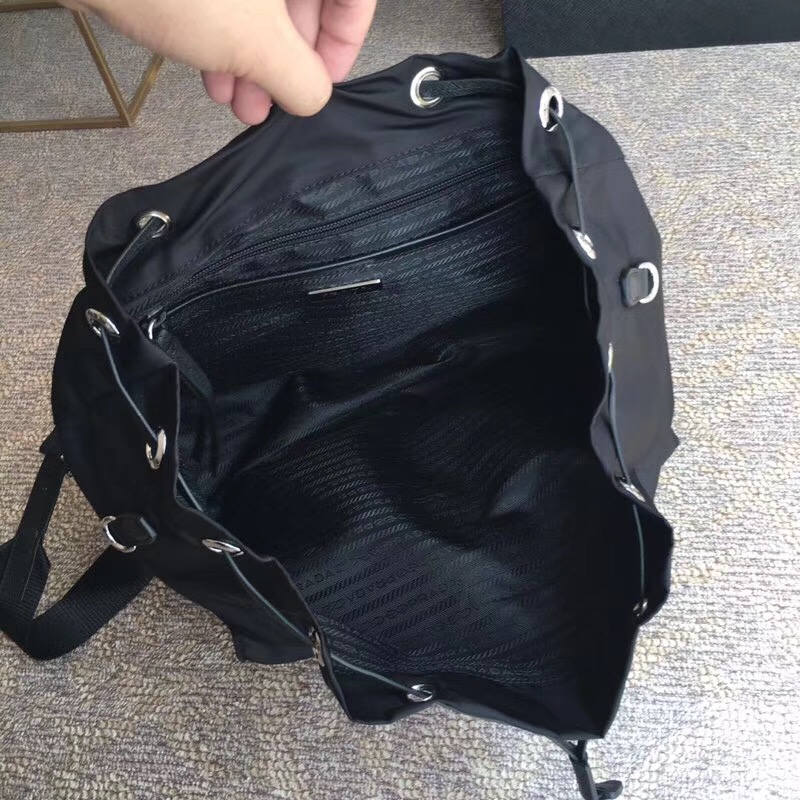 1BZ2811 Prada Black Nylon背包 柳釘扣帶 尼龍配牛皮 雙肩包 黑色