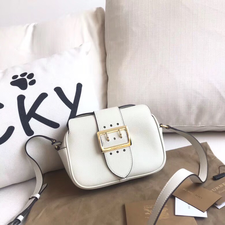 40658561 巴寶莉 專柜新款 相機包 翻蓋金屬帶扣 復古肩背包 白色