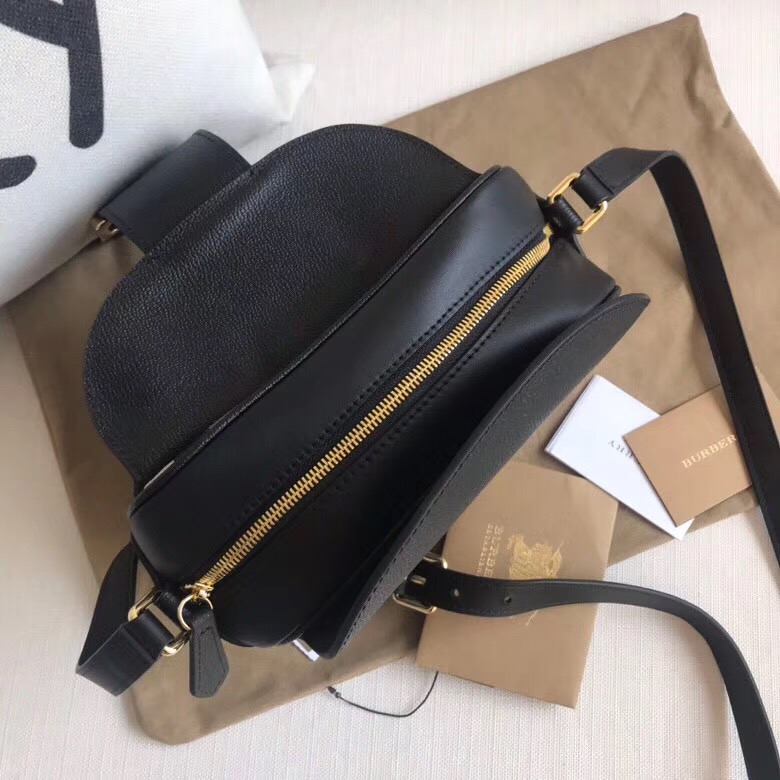 40658561 巴寶莉 專柜新款 相機包 翻蓋金屬帶扣 復古肩背包 黑色