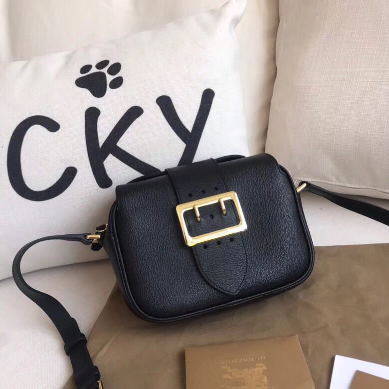 40658561 巴寶莉 專柜新款 相機包 翻蓋金屬帶扣 復古肩背包 黑色