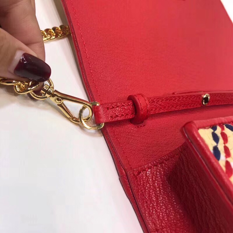 5BF057 MIUMIU 專柜新款 草編 轉鎖翻蓋 鏈條小包 米色配紅