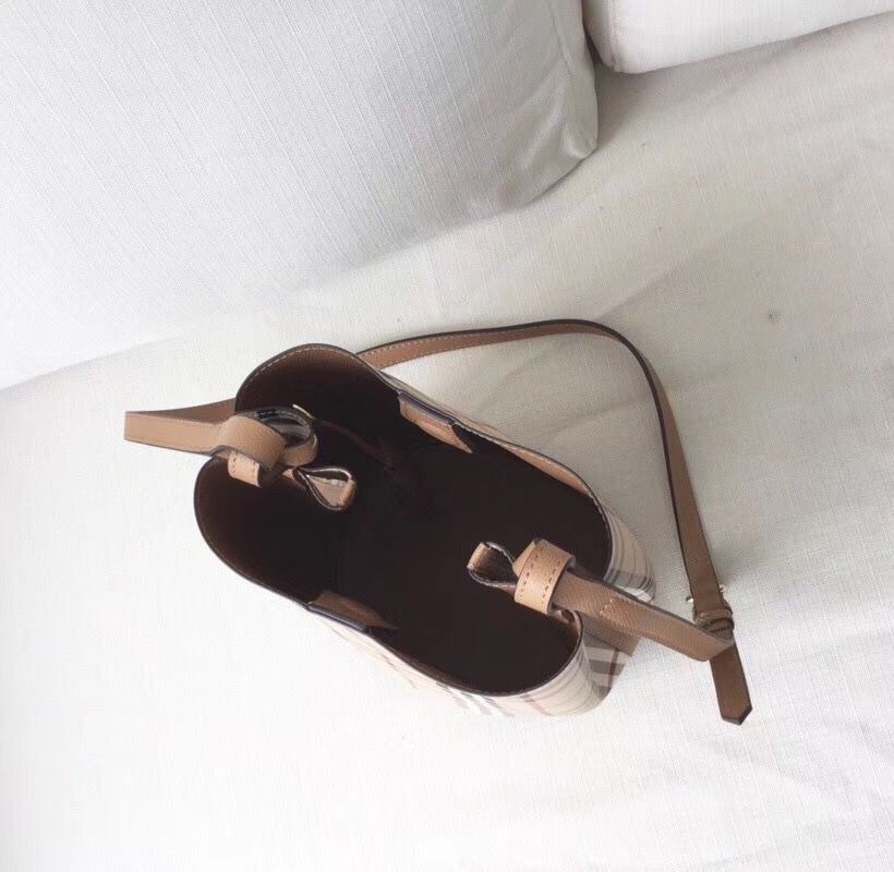 Burberry巴寶莉 Haymarket格紋 戰(zhàn)馬印花 拼色皮革 水桶包 淺棕