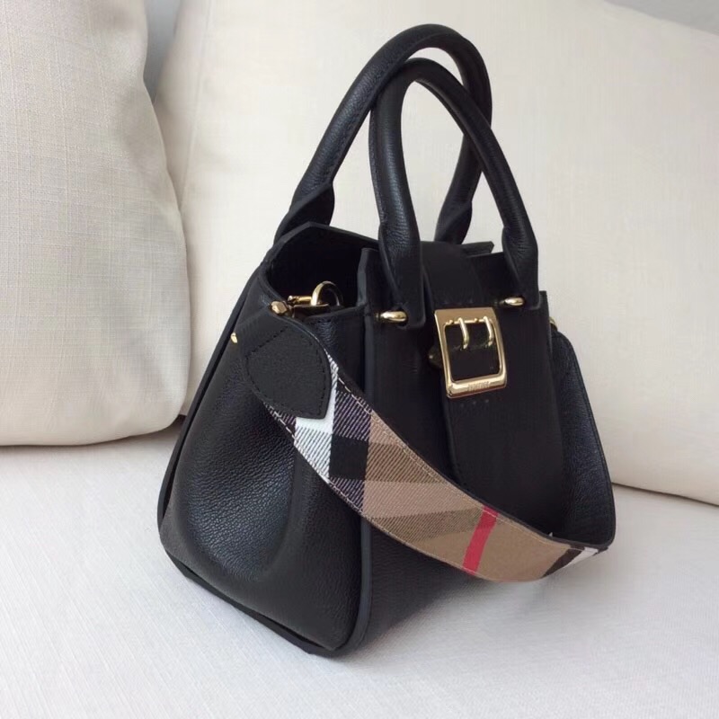Burberry巴寶莉 專柜新款 小號 翻蓋金屬帶扣 手提肩背包 黑色