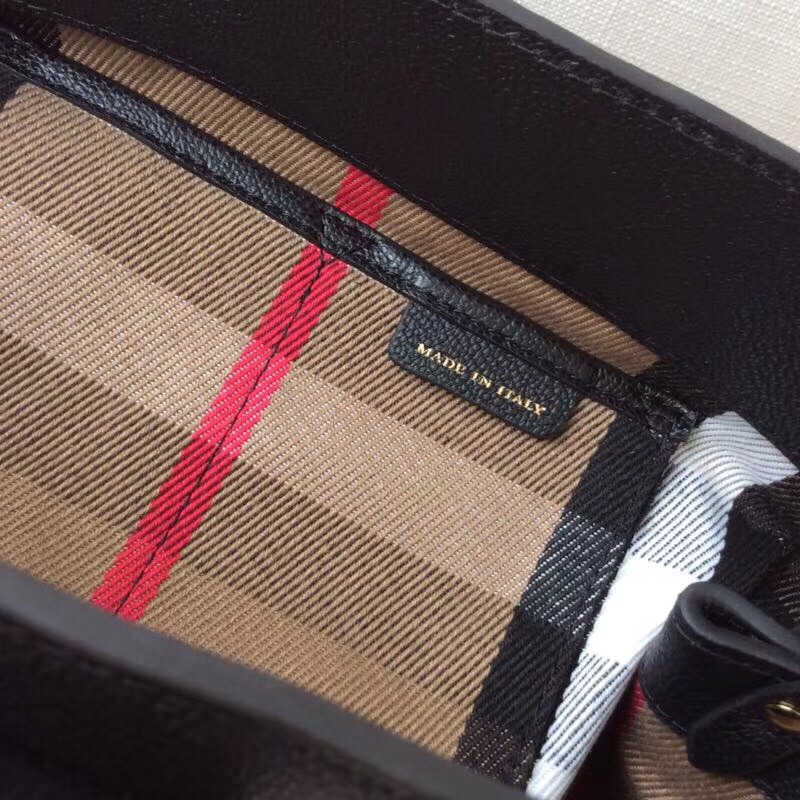 Burberry巴寶莉 專柜新款 小號 翻蓋金屬帶扣 手提肩背包 黑色