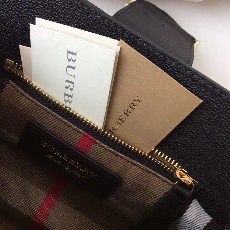 Burberry巴寶莉 專柜新款 小號 翻蓋金屬帶扣 手提肩背包 黑色