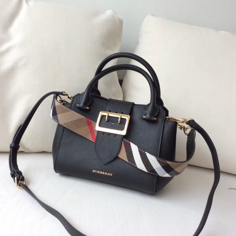Burberry巴寶莉 專柜新款 小號 翻蓋金屬帶扣 手提肩背包 黑色