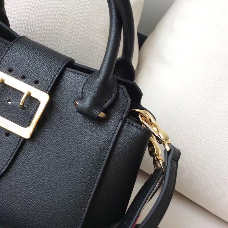 Burberry巴寶莉 專柜新款 小號 翻蓋金屬帶扣 手提肩背包 黑色