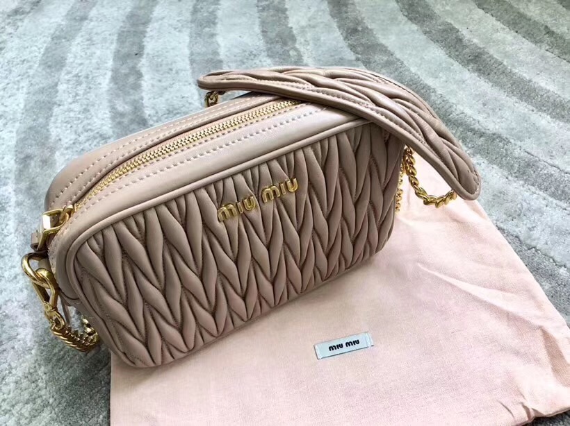 5BH118B MIUMIU專柜新款 褶皺小羊皮 相機包 杏色