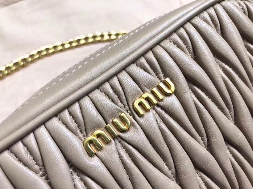 5BH118B MIUMIU專柜新款 褶皺小羊皮 相機包 杏色