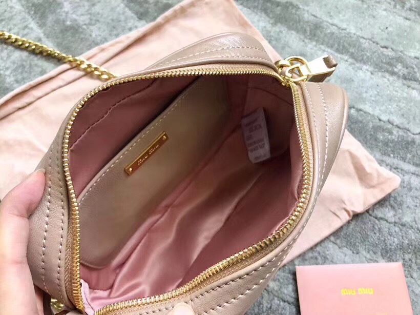 5BH118B MIUMIU專柜新款 褶皺小羊皮 相機包 杏色