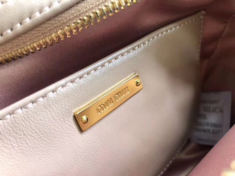 5BH118B MIUMIU專柜新款 褶皺小羊皮 相機包 杏色