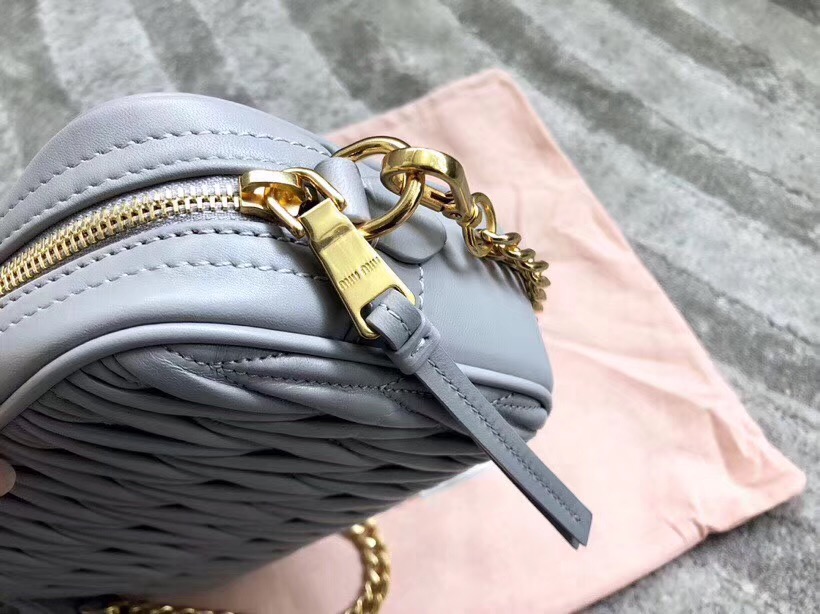 5BH118B MIUMIU專柜新款 褶皺小羊皮 相機包 淺灰