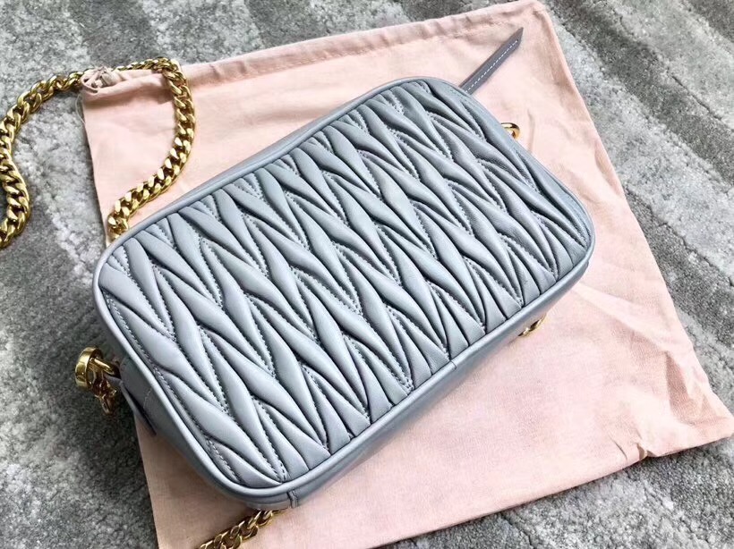 5BH118B MIUMIU專柜新款 褶皺小羊皮 相機包 淺灰