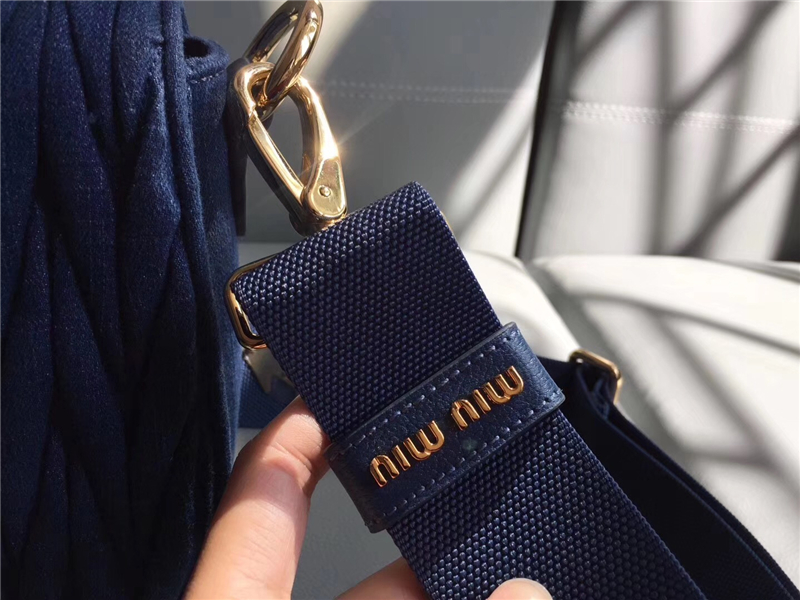 5BH085 MIUMIU繆繆 專柜新品 牛仔布 轉鎖開合 徽章肩帶斜挎包 藍色