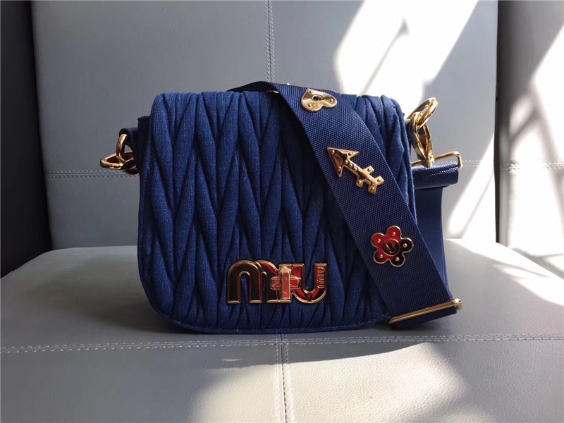 5BH085 MIUMIU繆繆 專柜新品 牛仔布 轉鎖開合 徽章肩帶斜挎包 藍色