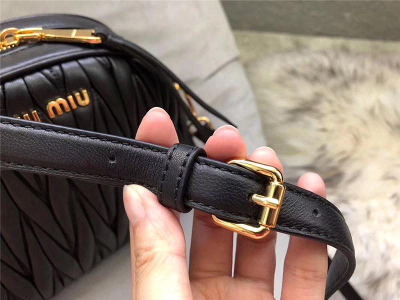 5BH092 MIUMIU繆繆 專柜新款 軟羊革 小號月牙包 黑色