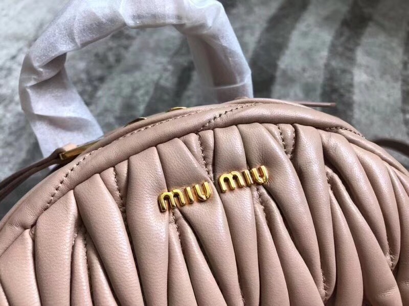 5BZ015 MIUMIU繆繆 專柜新款 提花凸紋羊皮 小號雙肩包 豆沙米色