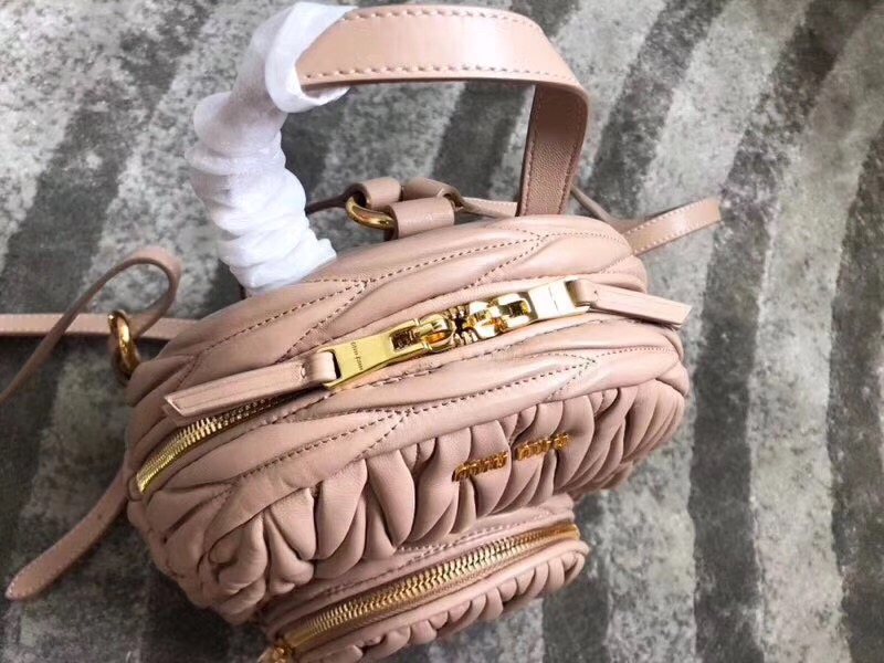 5BZ015 MIUMIU繆繆 專柜新款 提花凸紋羊皮 小號雙肩包 豆沙米色