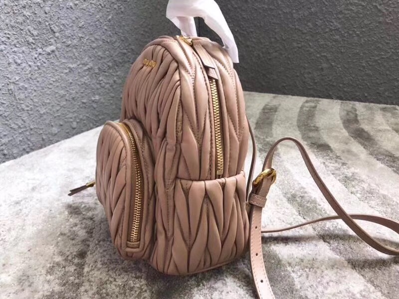 5BZ015 MIUMIU繆繆 專柜新款 提花凸紋羊皮 小號雙肩包 豆沙米色