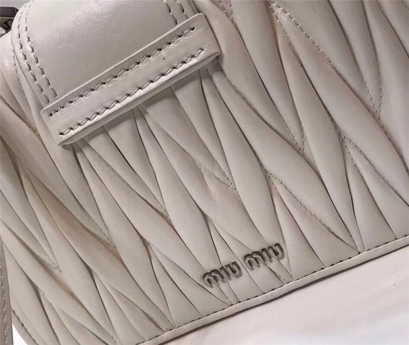 5BH609 MIUMIU繆繆 專柜新款 寶石釘大鉆花 羊皮提花凸紋 斜挎包 白色