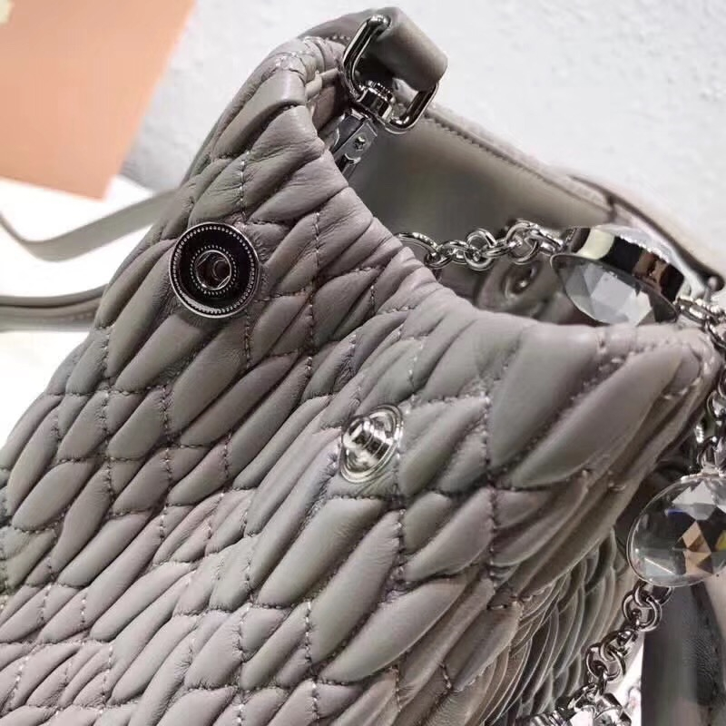 5BA067 MIUMIU繆繆 專柜新款 褶皺羊皮 小號 水晶鏈手提包 灰色