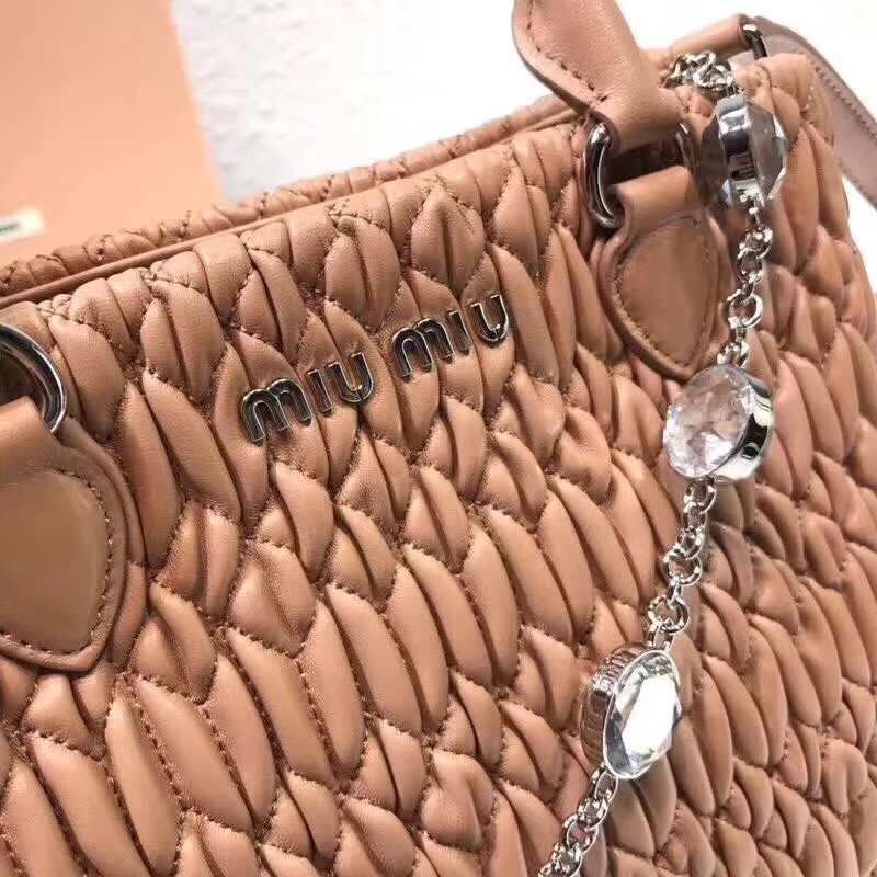 5BA067 MIUMIU繆繆 專柜新款 褶皺羊皮 小號 水晶鏈手提包 卡其