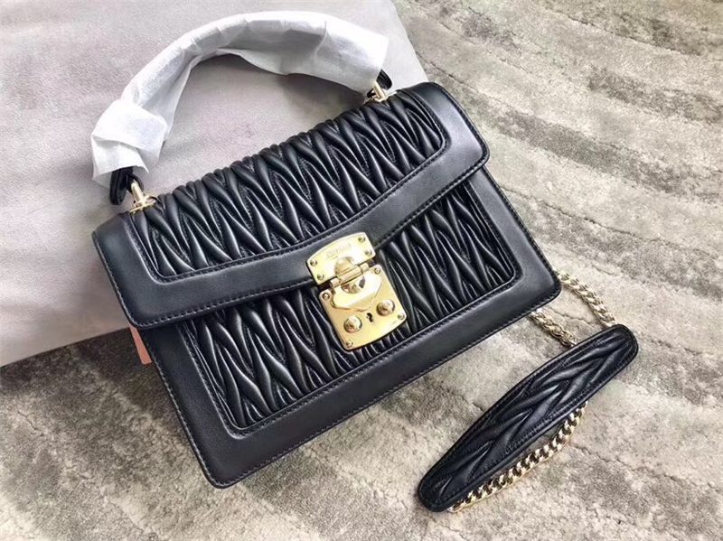 5BA094 MIUMIU繆繆 專柜新款 提花壓紋 翻蓋羊皮手袋 黑色