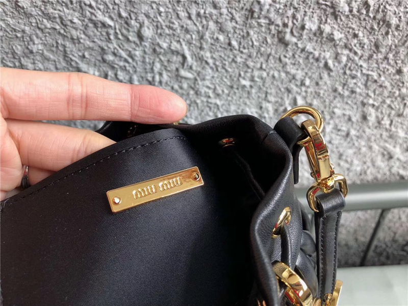 5BE014 MIUMIU繆繆 專柜新款 BUCKET BAG 羊皮褶皺 桶形包 黑色