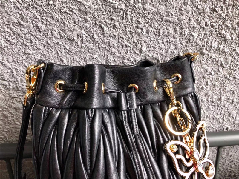 5BE014 MIUMIU繆繆 專柜新款 BUCKET BAG 羊皮褶皺 桶形包 黑色