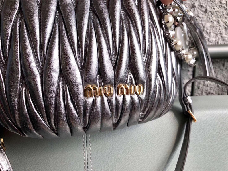 5BE014 MIUMIU繆繆 專(zhuān)柜新款 BUCKET BAG 羊皮褶皺 桶形包 槍色