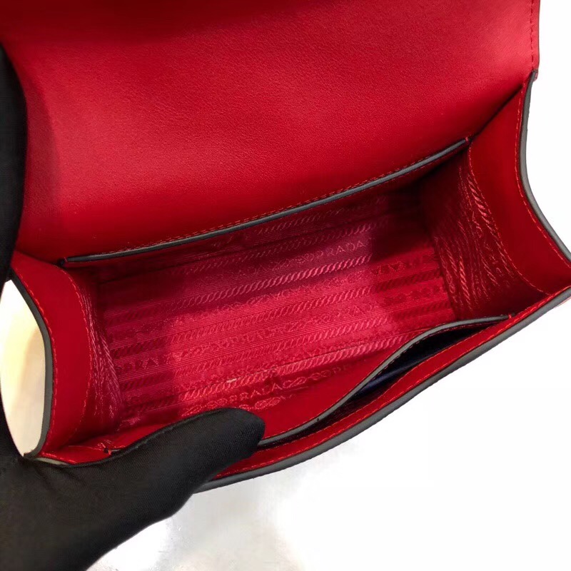 1BD127 Prada普拉達(dá) Monochrome 十字紋牛皮 信封鏈條包 鍺紅色