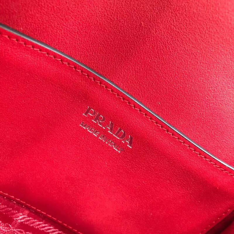 1BD127 Prada普拉達(dá) Monochrome 十字紋牛皮 信封鏈條包 鍺紅色