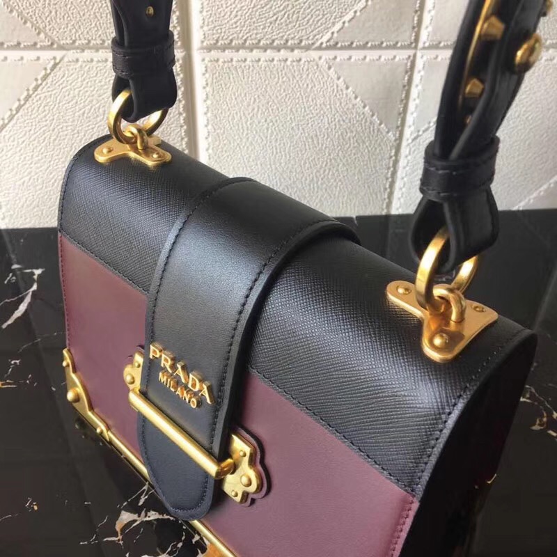 1BD045 Prada cahier 全新升級版 十字紋牛皮 古銅裝飾 手袋 黑拼褐紅