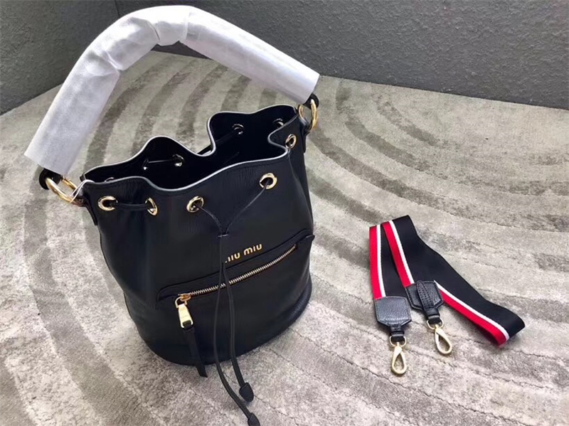 5BE027 MIUMIU繆繆 新款 山羊皮 編織皮革肩帶 抽繩水桶包 黑色