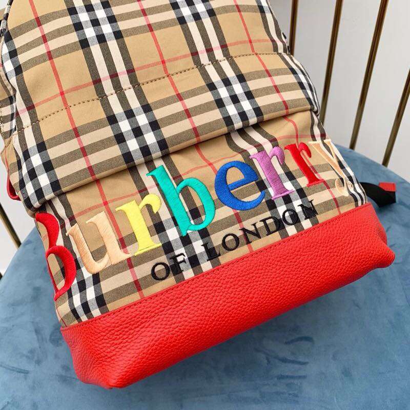 5366580 BURBERRY 新款格紋帆布 刺繡彩虹字母 雙肩包 紅色
