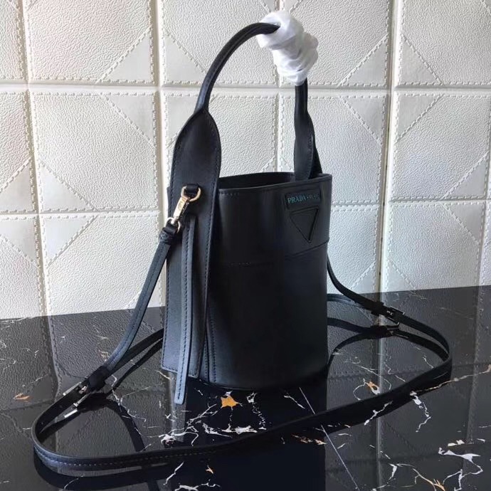 1BE015 Prada Ouverture女包 軟牛皮 普拉達手提包 Prada皮革水桶包 黑色