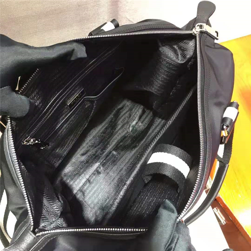 Parda男包 降落傘布料 Parda單肩斜挎包 Parda電腦夾層手提包 黑色