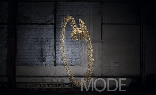 圖青年藝術(shù)家、攝影師Cerise Doucède以Juste un Clou及écrou de Cartier手鐲為靈感創(chuàng)作的視覺藝術(shù)作品。