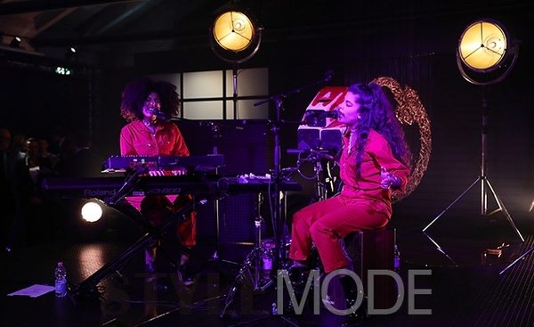 法國古巴混血姐妹組合IBEYI亮相卡地亞Juste un Clou系列藝術(shù)設(shè)計展并精彩獻唱。